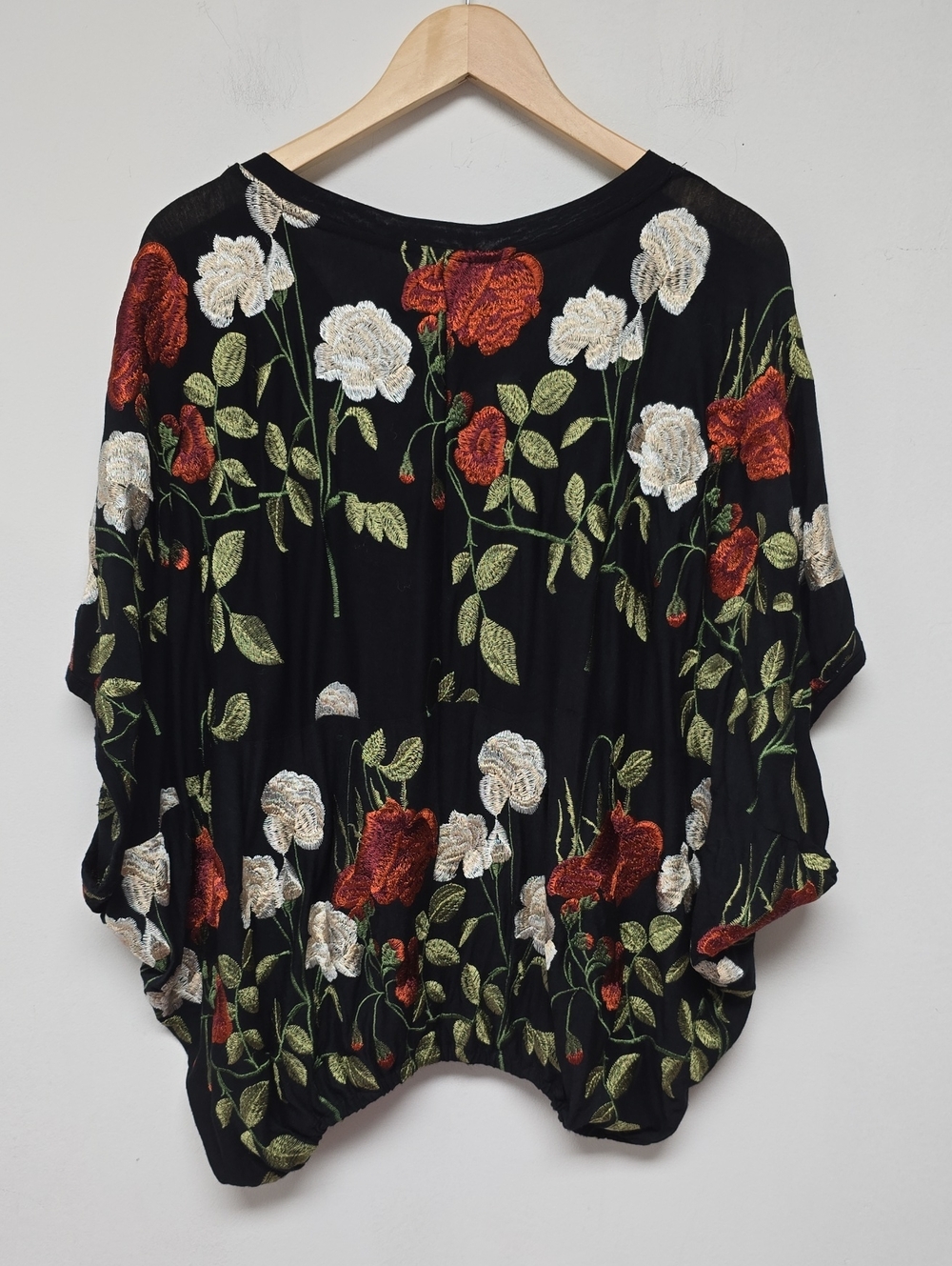 Akemi + Kin Anthropologie Top Blouse Size XS/S Floral Embroidered Black Relaxed - Picture 3 of 12